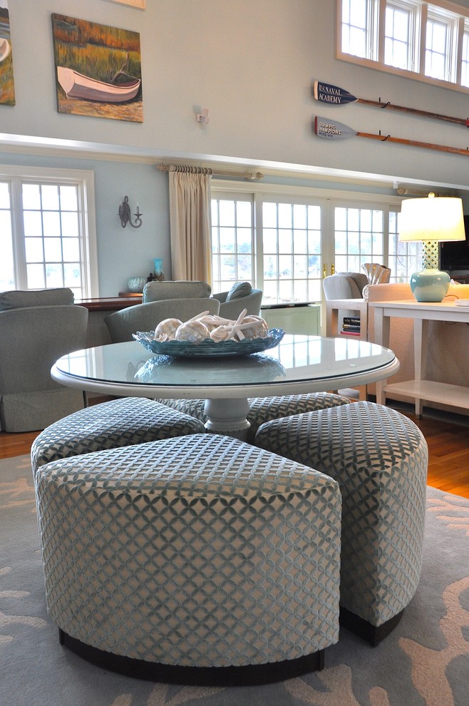 Foto de salón para visitas abierto costero grande sin chimenea con paredes azules y suelo de madera en tonos medios