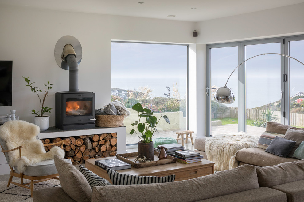 Mittelgroßes, Abgetrenntes Modernes Wohnzimmer mit weißer Wandfarbe, Kaminofen und Kaminumrandung aus Metall in Cornwall