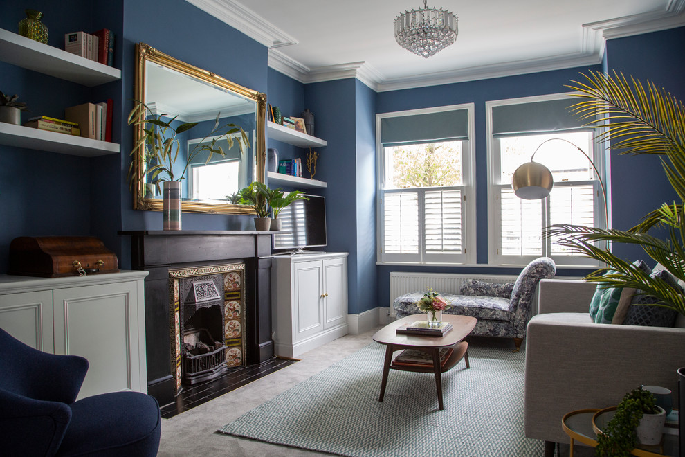 Exempel på ett mellanstort modernt separat vardagsrum, med blå väggar, ett finrum, heltäckningsmatta, en fristående TV och grått golv