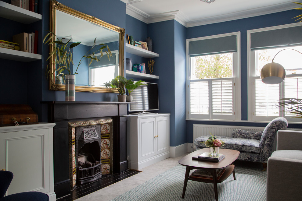 Foto de salón para visitas cerrado moderno de tamaño medio con paredes azules, moqueta, televisor independiente y suelo gris