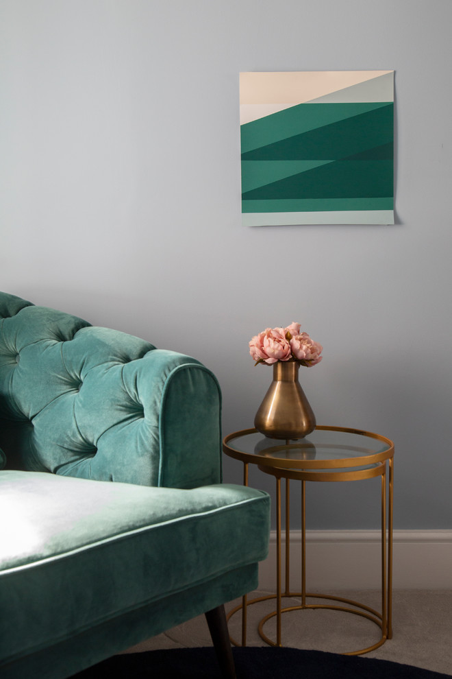 Mittelgroßes, Repräsentatives, Abgetrenntes Modernes Wohnzimmer mit blauer Wandfarbe, Teppichboden, freistehendem TV und grauem Boden in London