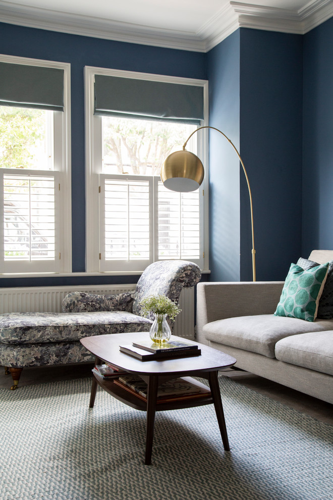 Réalisation d'un salon minimaliste de taille moyenne et fermé avec un mur bleu, une salle de réception, moquette, un téléviseur indépendant et un sol gris.