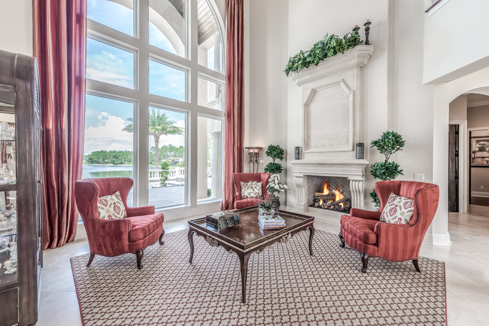 Aménagement d'un salon classique avec une salle de réception, un mur blanc, une cheminée standard, un manteau de cheminée en pierre, aucun téléviseur et un sol beige.