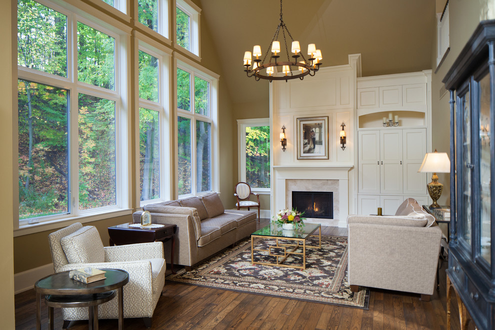 Abgetrenntes, Repräsentatives Klassisches Wohnzimmer mit beiger Wandfarbe, braunem Holzboden, Kamin, Kaminumrandung aus Holz, verstecktem TV und braunem Boden in Toronto