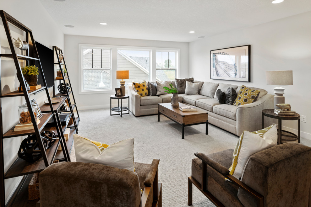 Großes Landhaus Wohnzimmer mit weißer Wandfarbe, Teppichboden und freistehendem TV in Minneapolis