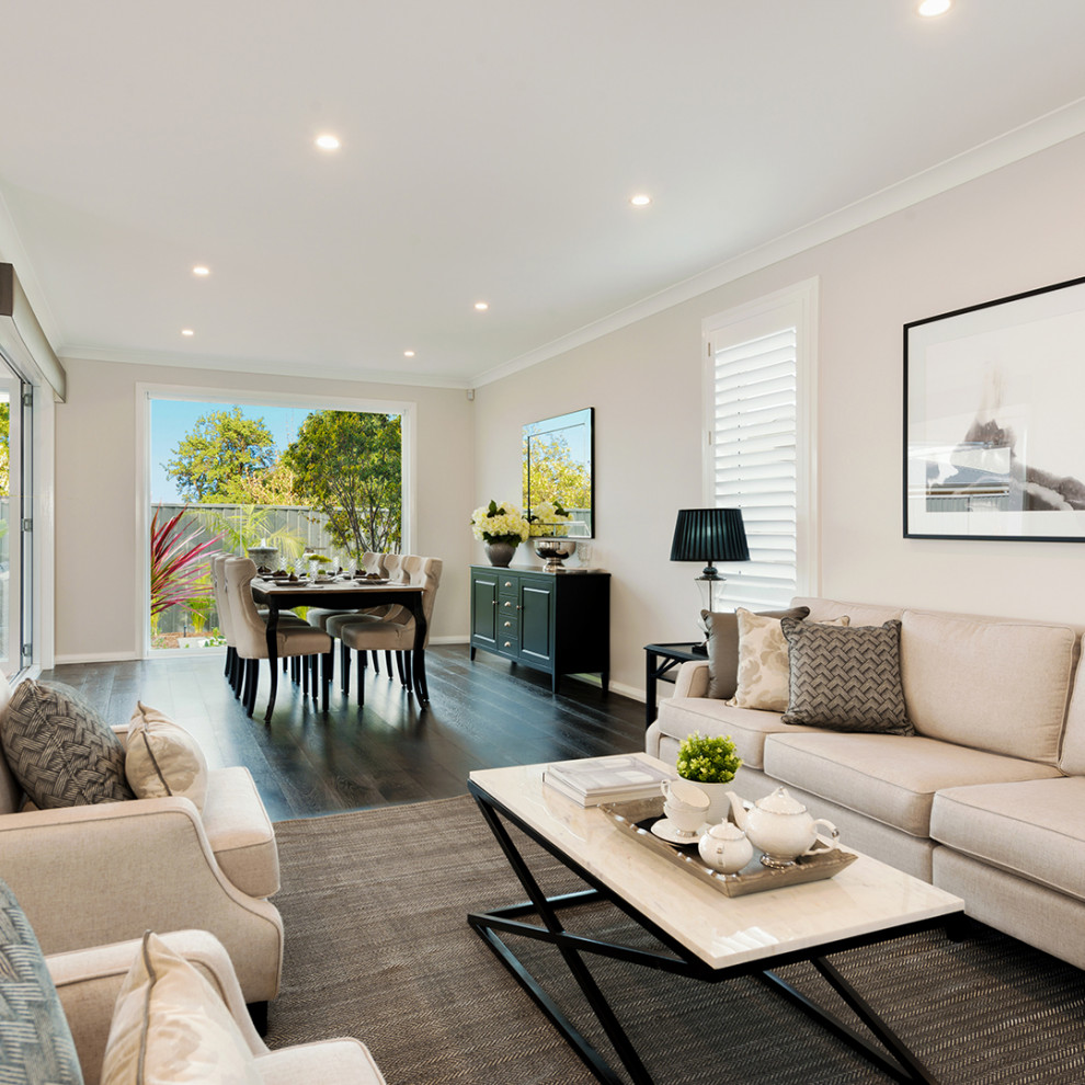 Mittelgroßes, Repräsentatives, Offenes Klassisches Wohnzimmer mit weißer Wandfarbe, dunklem Holzboden, TV-Wand und braunem Boden in Sydney