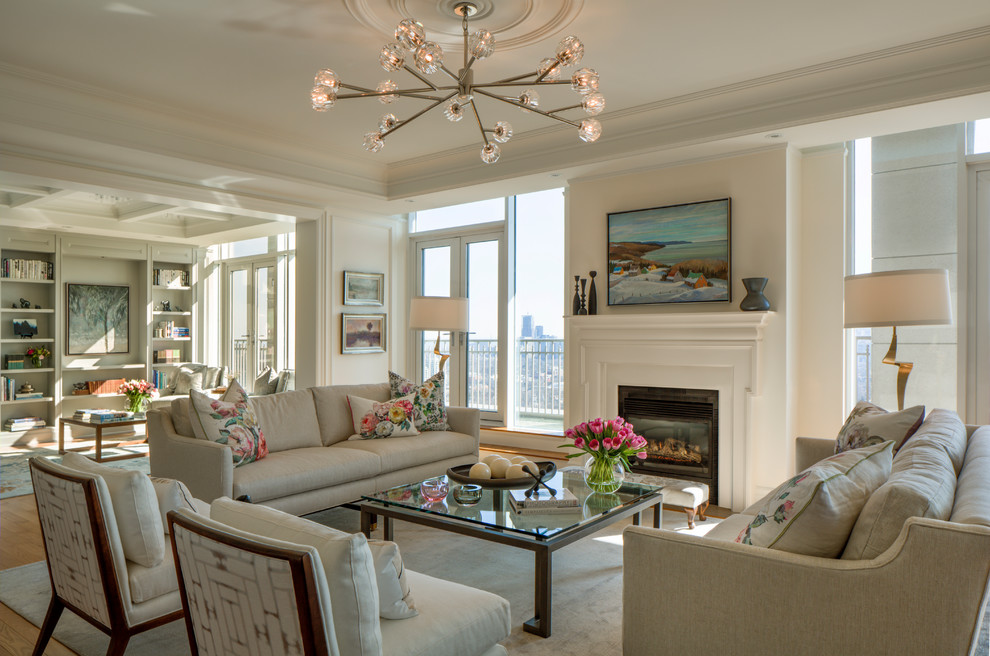 Klassisches Wohnzimmer mit beiger Wandfarbe, braunem Holzboden, Kamin und braunem Boden in Toronto