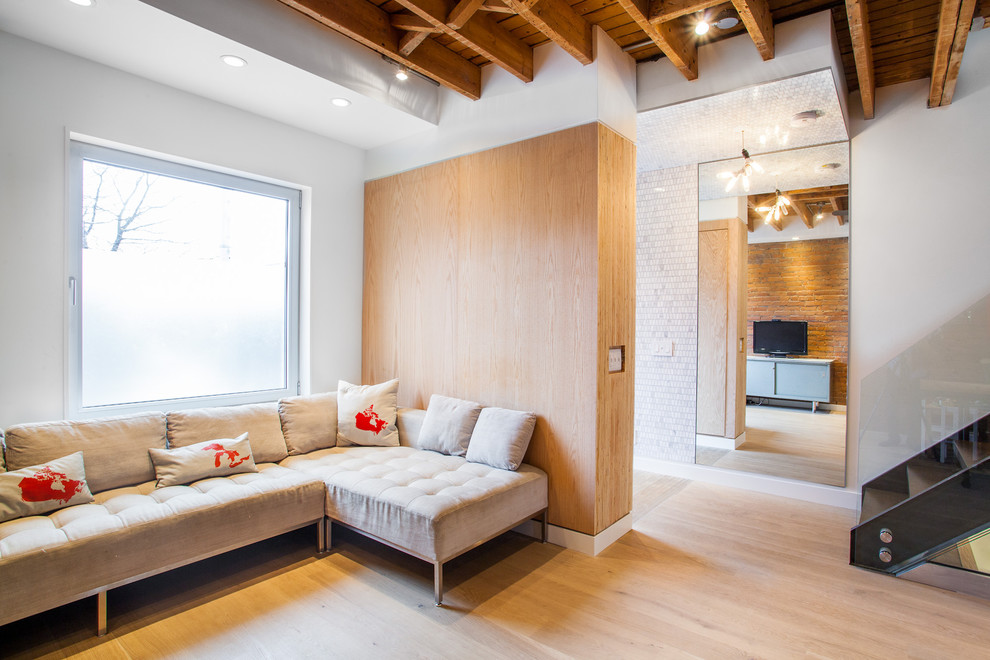 Imagen de salón moderno con paredes blancas y suelo de madera clara