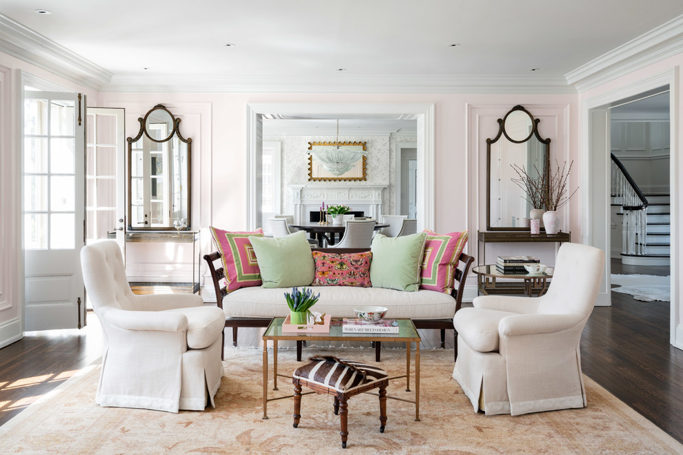 Inspiration pour un salon traditionnel fermé avec un mur rose, parquet foncé et un sol marron.