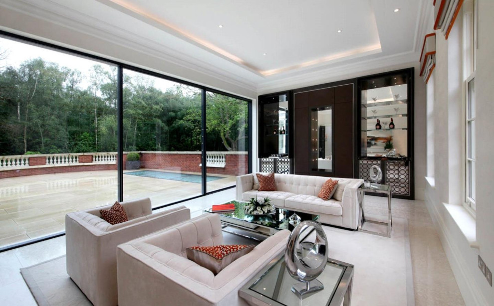 Diseño de salón para visitas abierto moderno grande con paredes beige, suelo de mármol y suelo beige