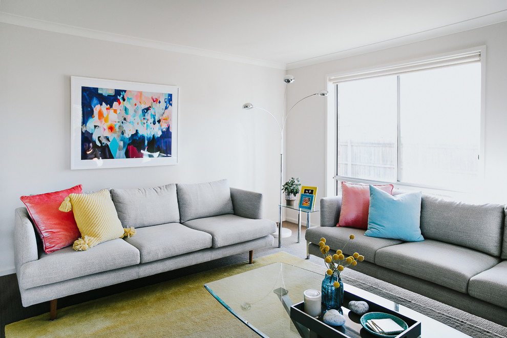 Foto di un soggiorno minimal chiuso con sala formale, pareti bianche, parquet scuro e pavimento marrone