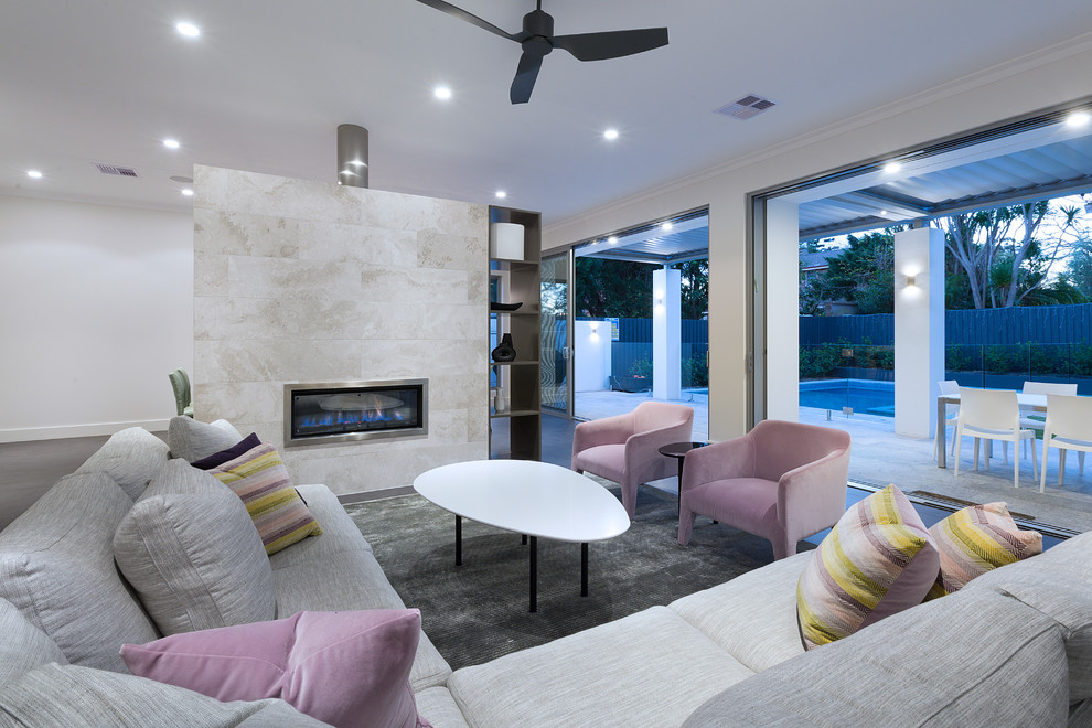 Immagine di un soggiorno minimalista aperto con pareti bianche, camino bifacciale e nessuna TV