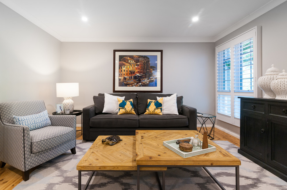 Repräsentatives, Abgetrenntes Klassisches Wohnzimmer mit grauer Wandfarbe, braunem Holzboden und braunem Boden in Sydney