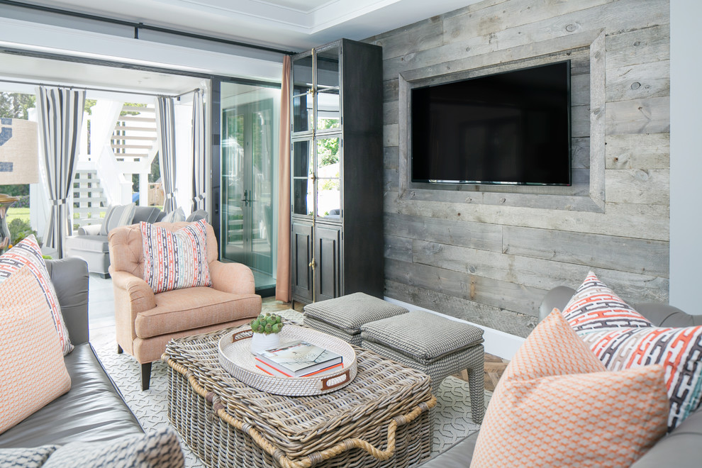 Источник вдохновения для домашнего уюта: гостиная комната в морском стиле с телевизором на стене
