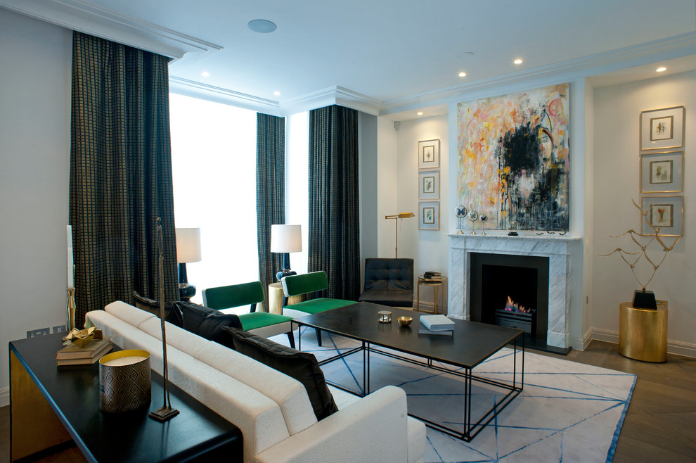 Immagine di un soggiorno chic con pareti bianche, pavimento in legno massello medio, camino classico e pavimento marrone