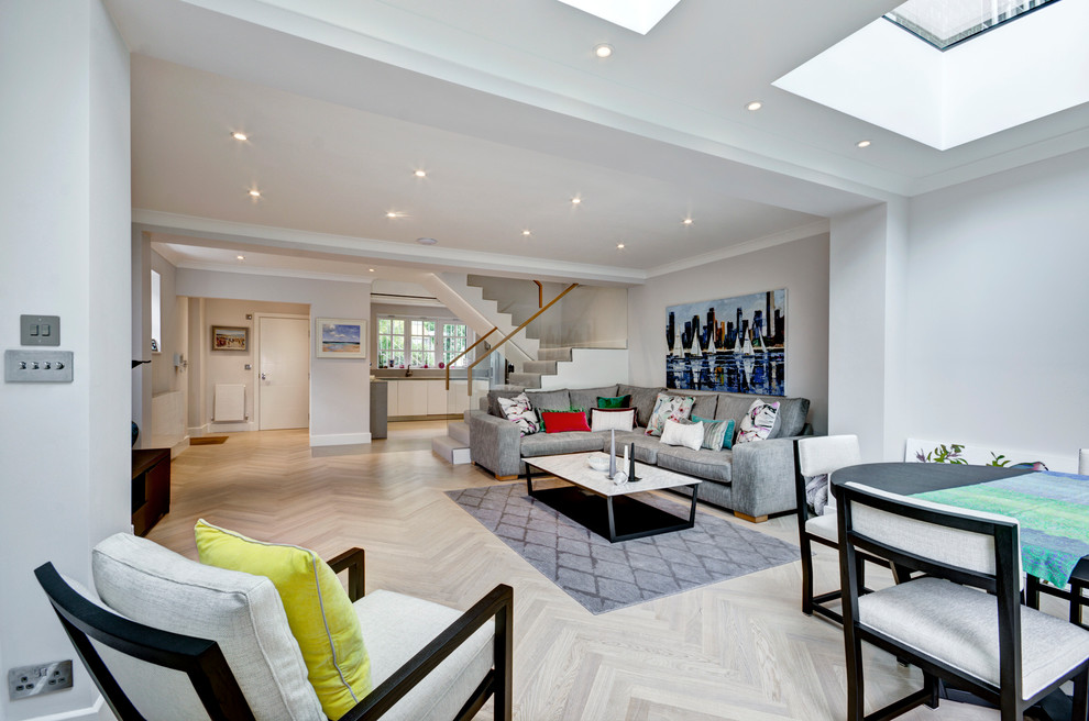 Geräumiges Modernes Wohnzimmer mit weißer Wandfarbe und hellem Holzboden in London