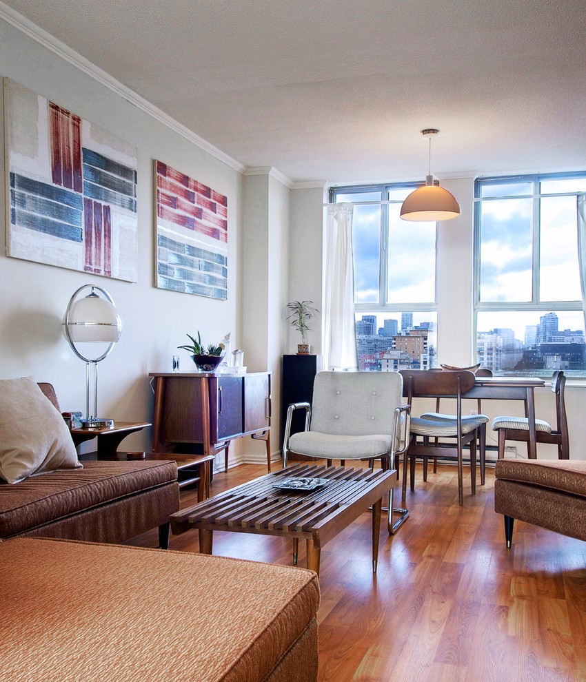 Источник вдохновения для домашнего уюта: гостиная комната в стиле ретро с белыми стенами и коричневым диваном