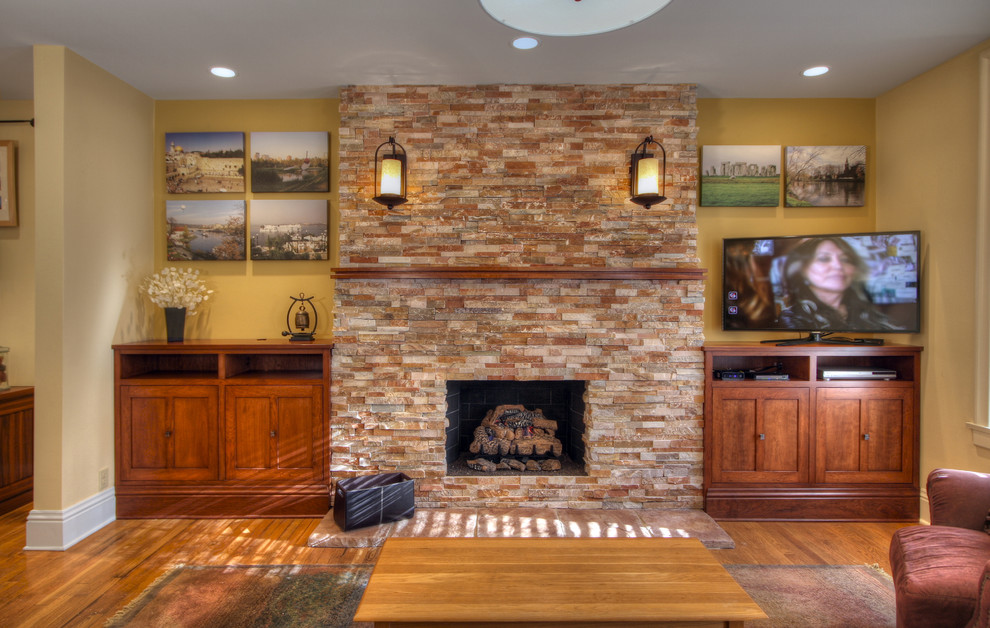 Exemple d'un salon tendance de taille moyenne et ouvert avec un mur beige, parquet clair, une cheminée standard, un manteau de cheminée en plâtre et un téléviseur indépendant.