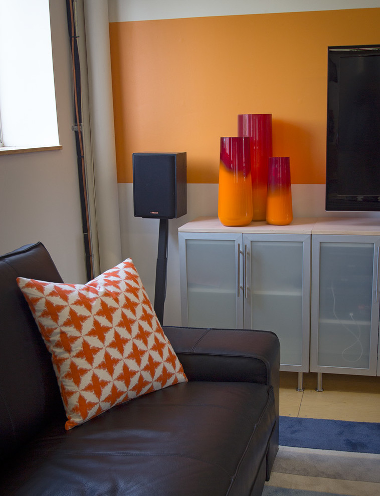 Mittelgroßes, Offenes Modernes Wohnzimmer ohne Kamin mit oranger Wandfarbe, hellem Holzboden und freistehendem TV in Minneapolis