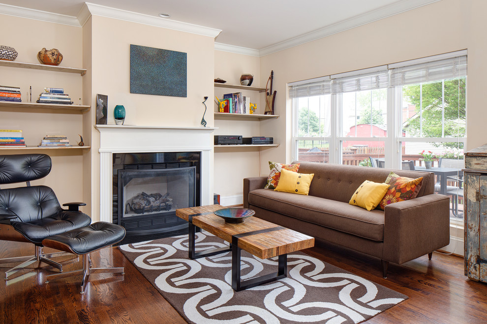 Fernseherloses Stilmix Wohnzimmer mit beiger Wandfarbe, braunem Holzboden und Kamin in St. Louis