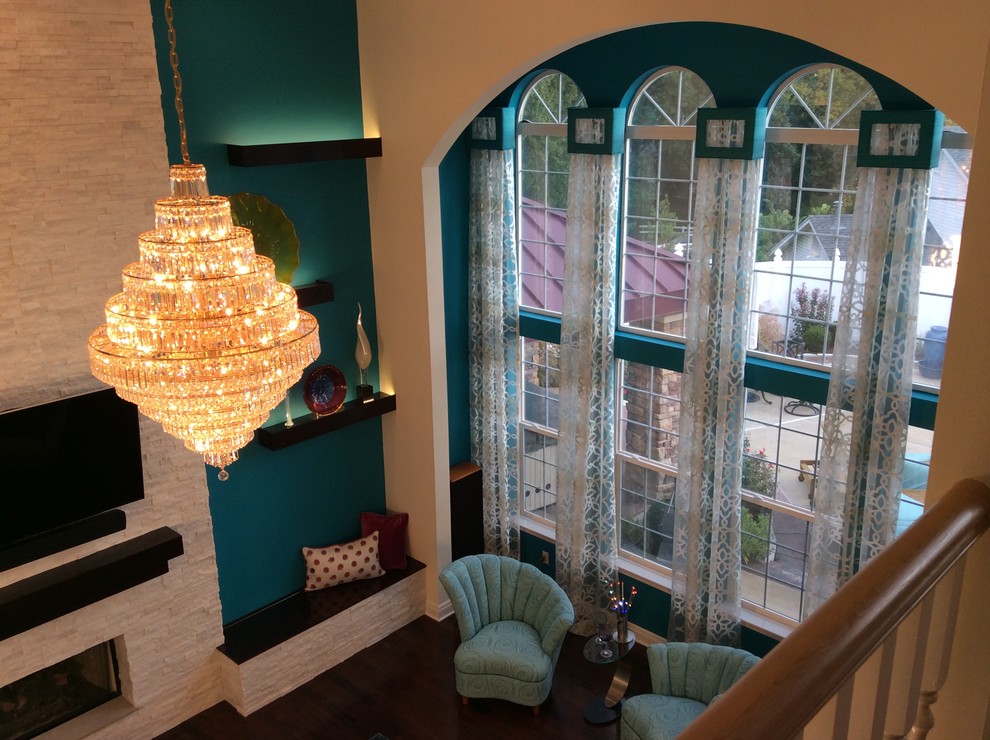 На фото: огромная парадная, двухуровневая гостиная комната в современном стиле с синими стенами, темным паркетным полом и телевизором на стене