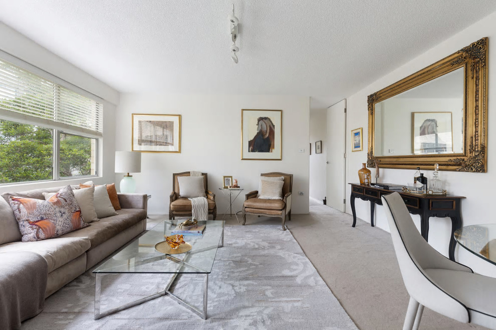 Стильный дизайн: гостиная комната в классическом стиле с белыми стенами, ковровым покрытием и бежевым полом - последний тренд