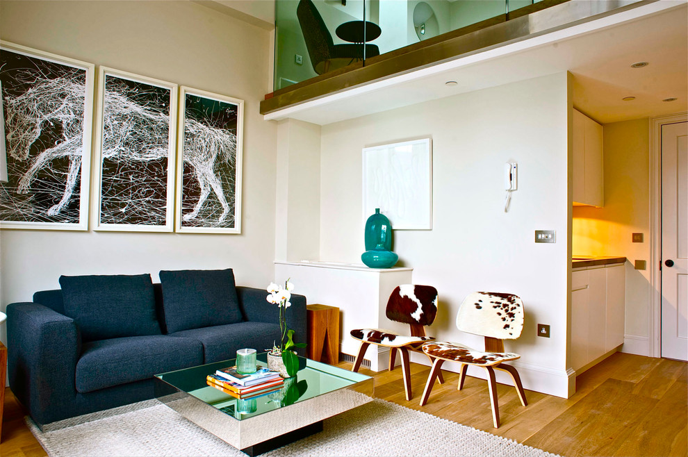 Cette image montre un salon minimaliste avec un mur beige.