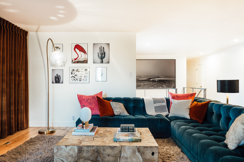 Mittelgroßes, Offenes Eklektisches Wohnzimmer mit weißer Wandfarbe, braunem Holzboden, Kamin, Kaminumrandung aus Stein und braunem Boden in Salt Lake City