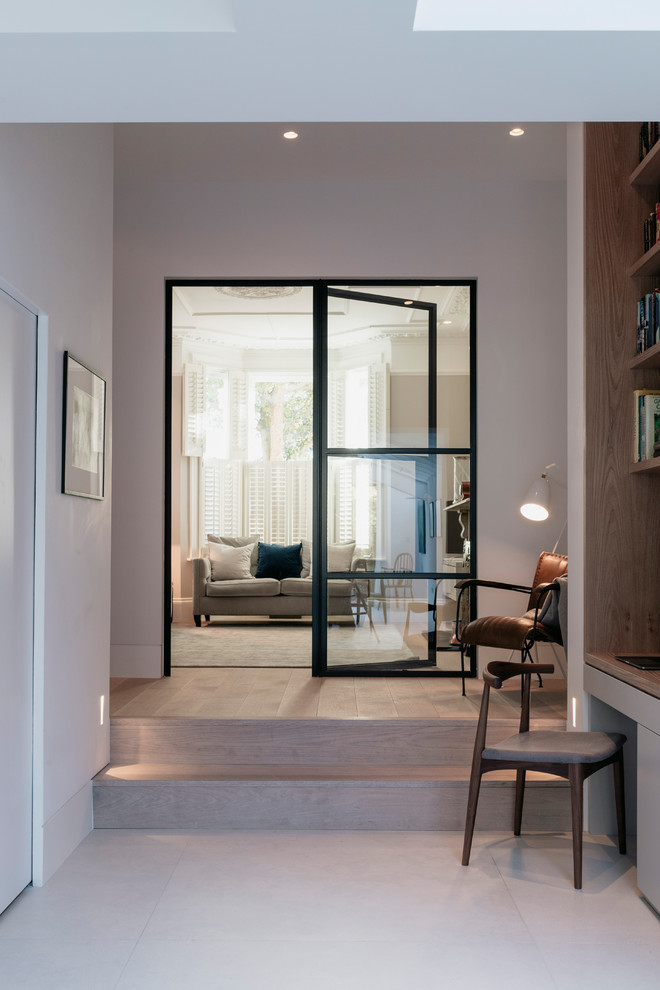 Foto di un soggiorno design di medie dimensioni e aperto con pareti bianche e pavimento con piastrelle in ceramica