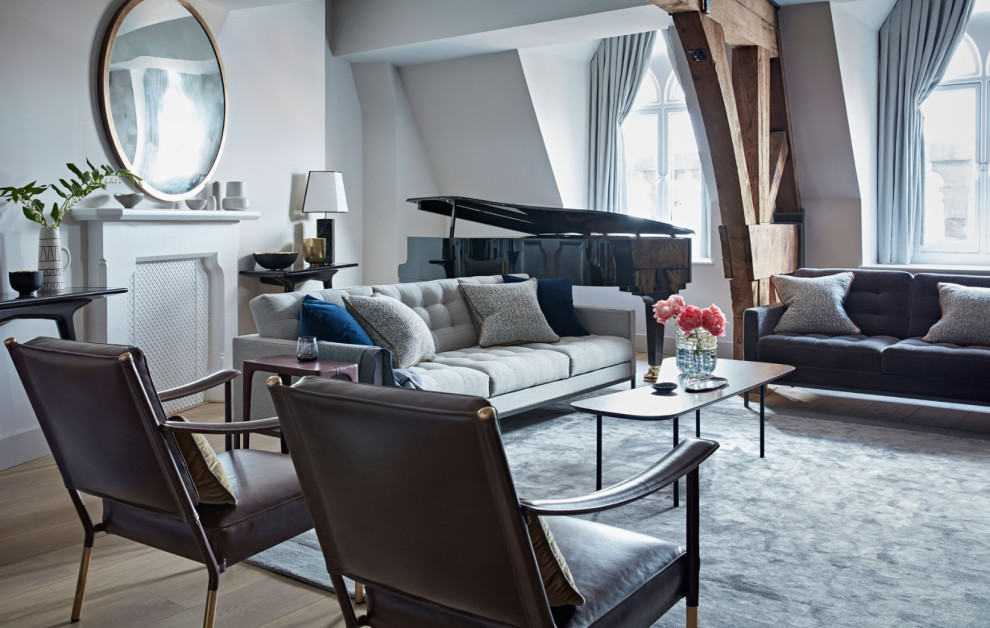 Mittelgroßes, Offenes Modernes Wohnzimmer mit weißer Wandfarbe, hellem Holzboden und beigem Boden in London