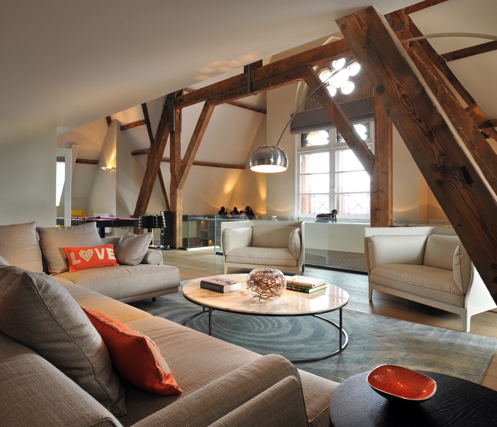 Mittelgroßes, Offenes Modernes Wohnzimmer mit weißer Wandfarbe und braunem Holzboden in London