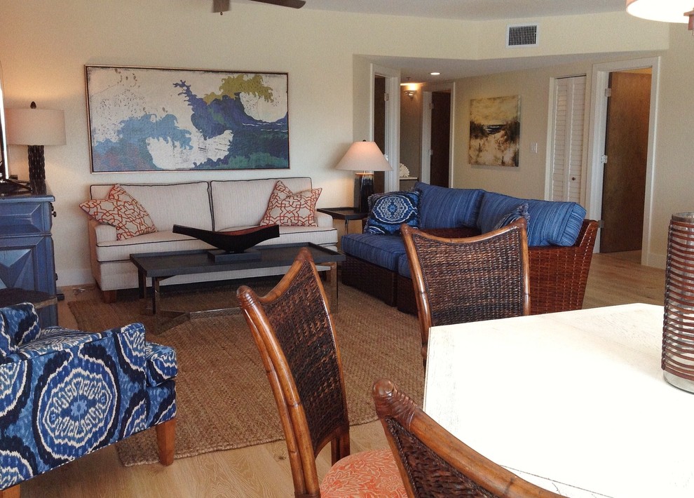 Стильный дизайн: гостиная комната в морском стиле с бежевыми стенами - последний тренд