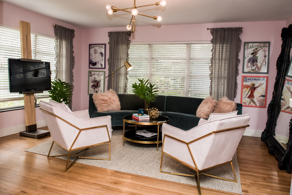 Réalisation d'un salon vintage de taille moyenne et ouvert avec un mur rose, parquet clair, un téléviseur indépendant et un sol multicolore.