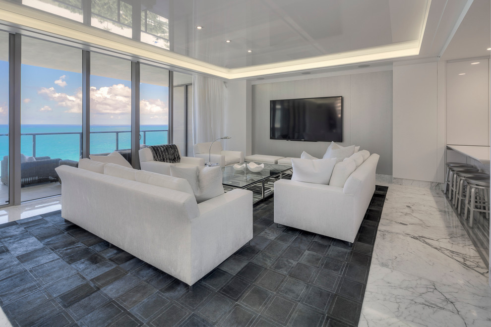 Foto di un soggiorno contemporaneo con pavimento in marmo e TV a parete