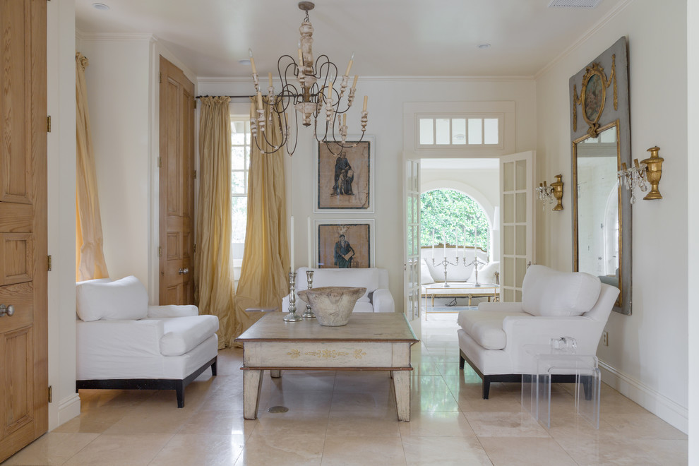Repräsentatives, Mittelgroßes, Abgetrenntes Mediterranes Wohnzimmer ohne Kamin mit weißer Wandfarbe, Kalkstein und beigem Boden in New Orleans