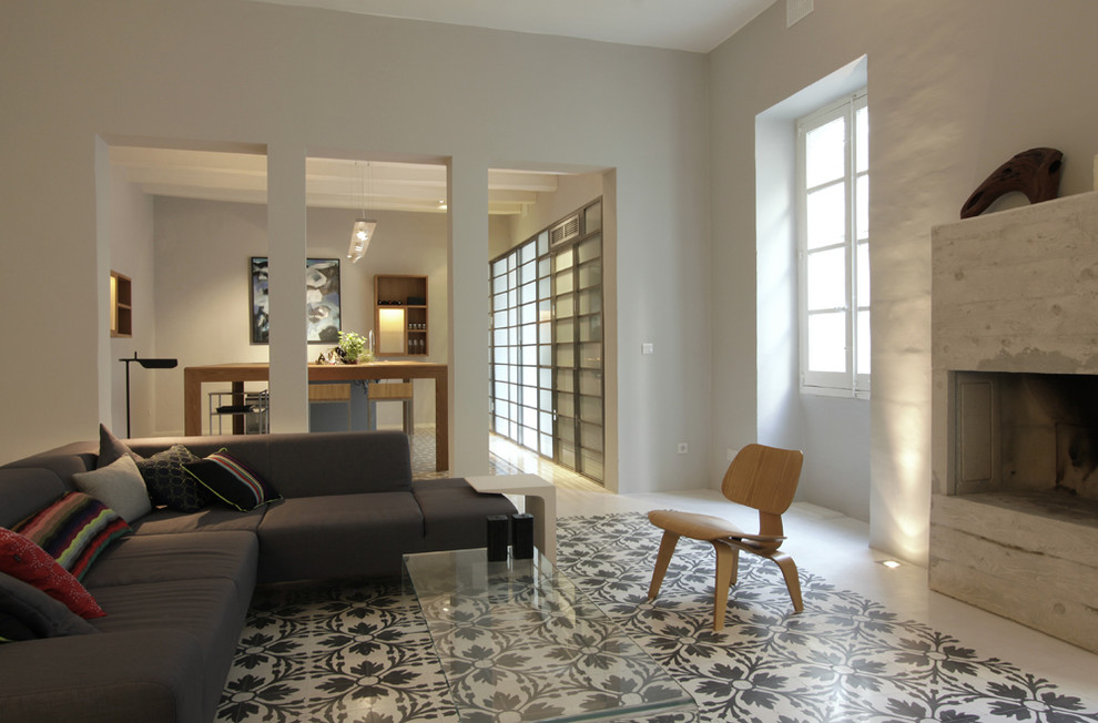 Modernes Wohnzimmer mit grauer Wandfarbe in Sonstige