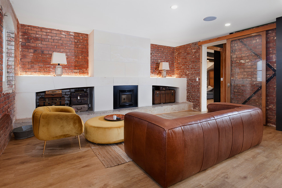 Esempio di un soggiorno classico con pareti marroni, pavimento in legno massello medio, stufa a legna e pavimento marrone