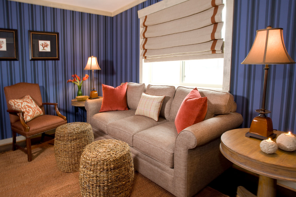 Mittelgroßes, Repräsentatives, Fernseherloses, Abgetrenntes Stilmix Wohnzimmer ohne Kamin mit beiger Wandfarbe und braunem Holzboden in Atlanta