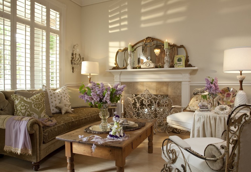 Стильный дизайн: гостиная комната в классическом стиле с бежевыми стенами и стандартным камином - последний тренд