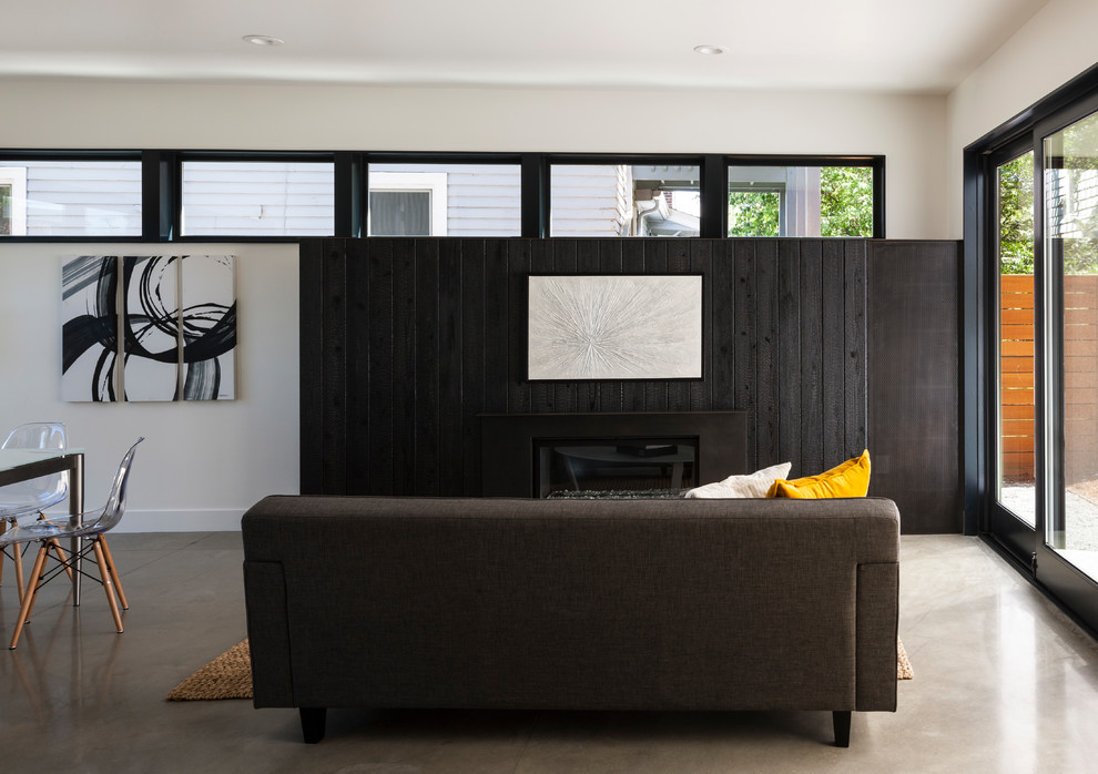 Пример оригинального дизайна: открытая гостиная комната среднего размера в стиле модернизм с белыми стенами, бетонным полом, горизонтальным камином, фасадом камина из дерева и серым полом без телевизора