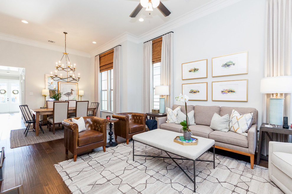 Offenes Klassisches Wohnzimmer mit grauer Wandfarbe, dunklem Holzboden und braunem Boden in New Orleans
