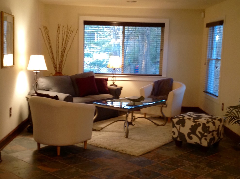 Großes, Repräsentatives, Fernseherloses, Offenes Klassisches Wohnzimmer mit beiger Wandfarbe und Keramikboden in Detroit