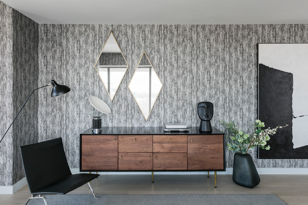 Foto di un soggiorno di medie dimensioni e aperto con pareti nere, parquet chiaro e pavimento grigio