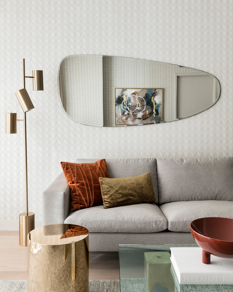 Foto di un soggiorno minimalista di medie dimensioni con parquet chiaro, pavimento beige e pareti beige