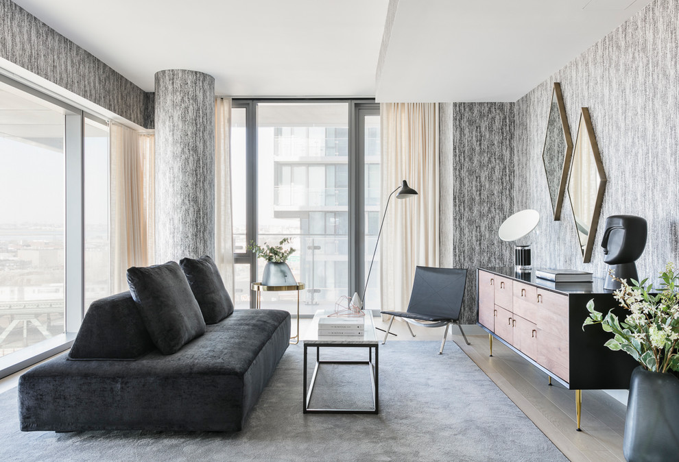 Immagine di un soggiorno minimalista di medie dimensioni e aperto con parquet chiaro, pareti grigie e pavimento beige