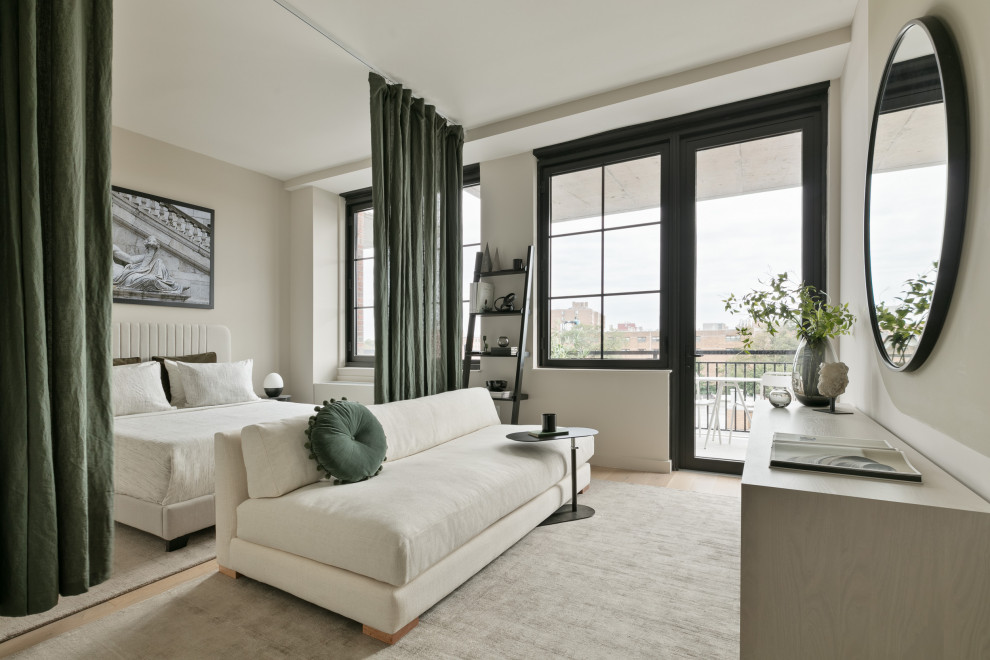 Kleines, Repräsentatives, Offenes Modernes Wohnzimmer mit grüner Wandfarbe, hellem Holzboden und braunem Boden in New York