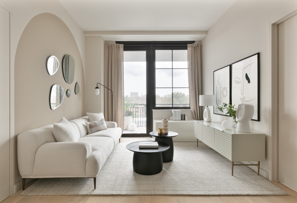 Idées déco pour un petit salon moderne ouvert avec une salle de réception, un mur beige, parquet clair et un sol marron.