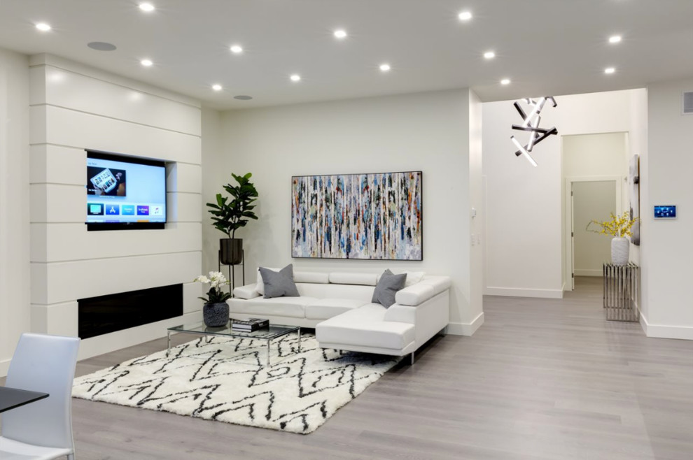 Idee per un soggiorno moderno aperto con sala formale, pareti bianche, camino lineare Ribbon, TV a parete e pavimento grigio