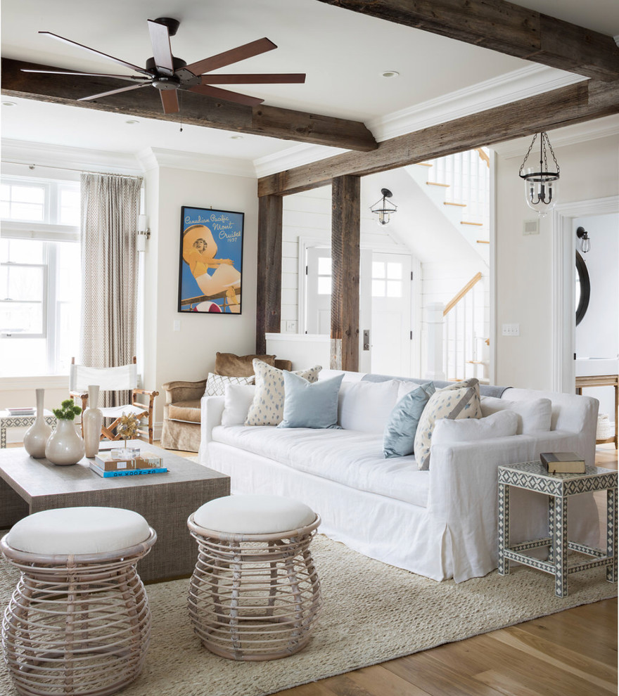 Стильный дизайн: открытая гостиная комната в морском стиле с бежевыми стенами, паркетным полом среднего тона и коричневым полом - последний тренд