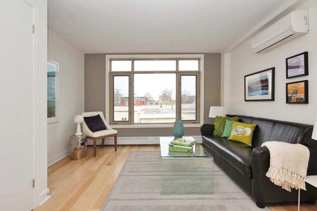 Kleines, Abgetrenntes, Repräsentatives, Fernseherloses Modernes Wohnzimmer ohne Kamin mit weißer Wandfarbe, hellem Holzboden und beigem Boden in Ottawa